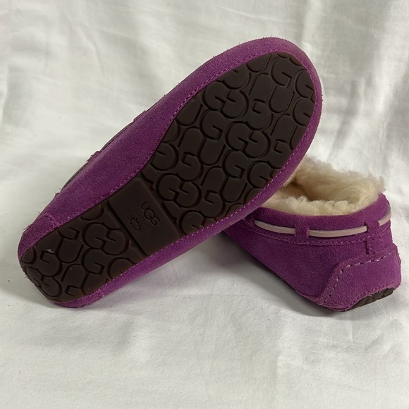 UGGS Slippers - Picture 3 of 5